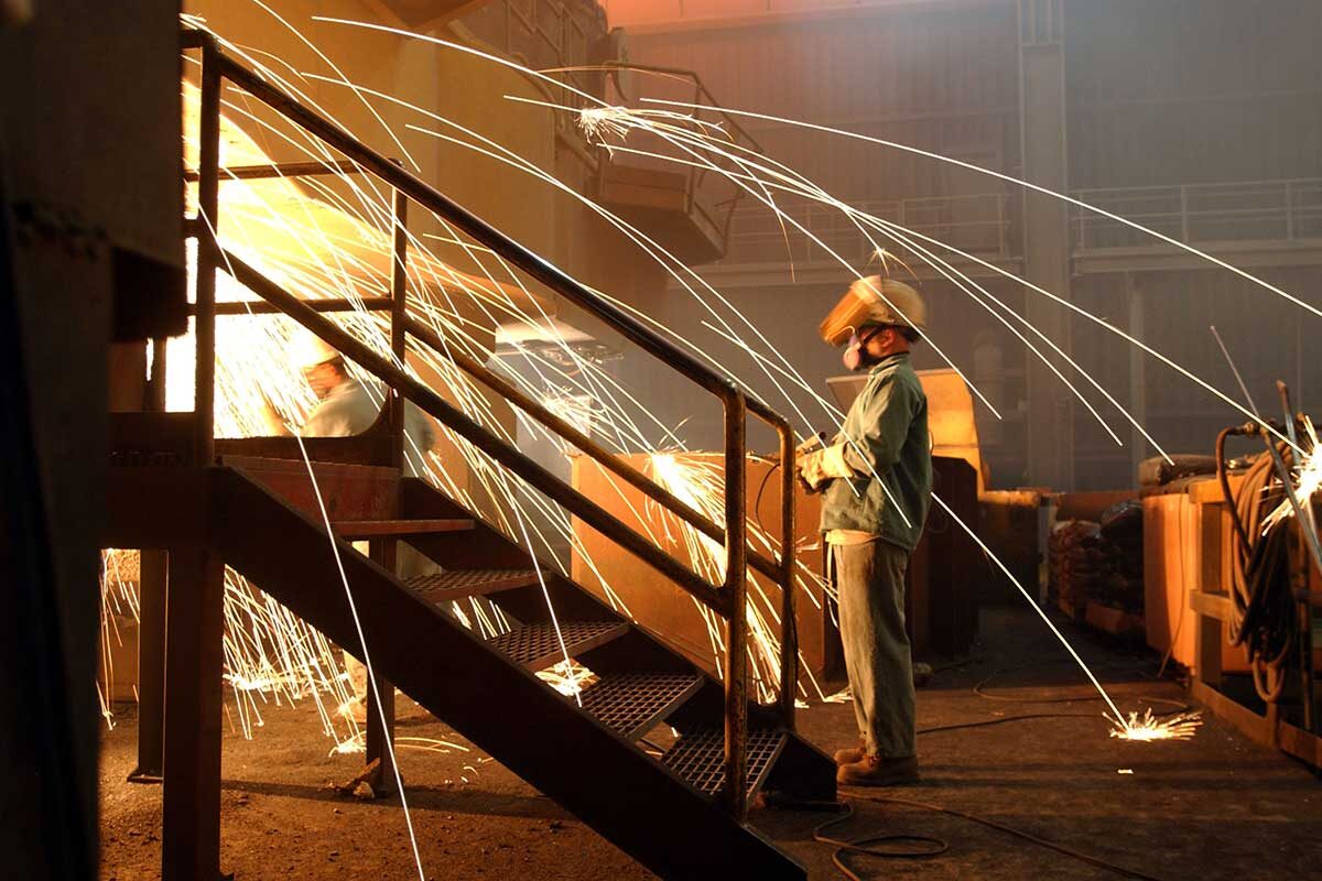 David McNew / Getty Images📷Интенсивный экономический рост происходит из-за увеличения производительности труда, совершенствования технологий