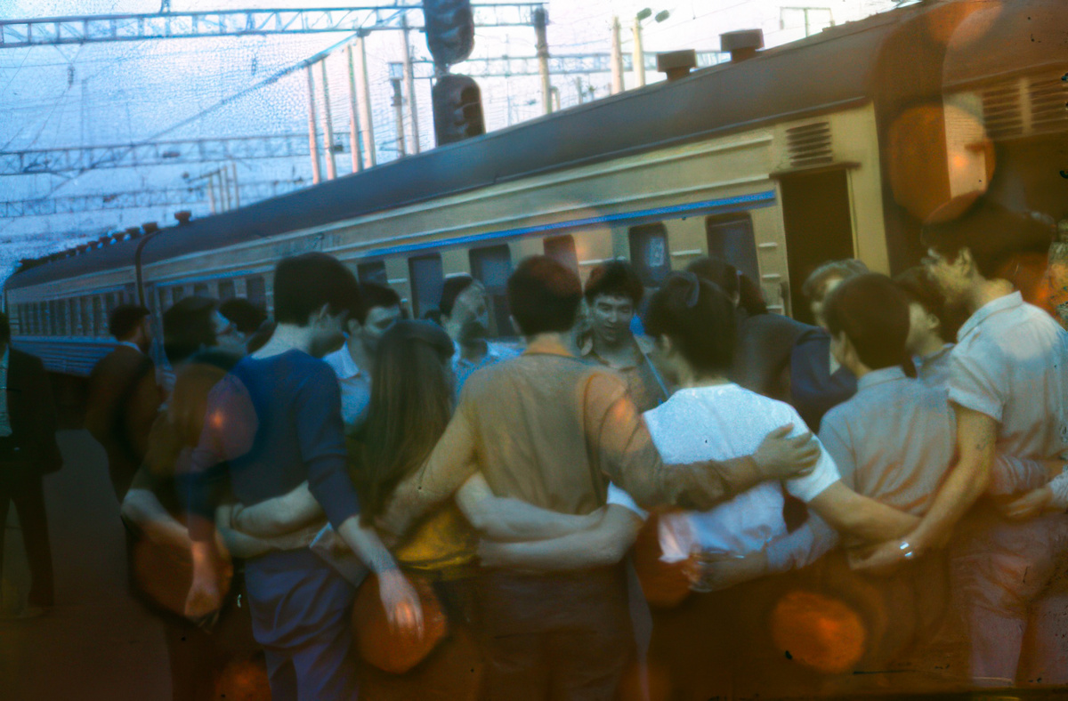 ...потом в поезде. По дороге довали концерты, причем с большим успехом.