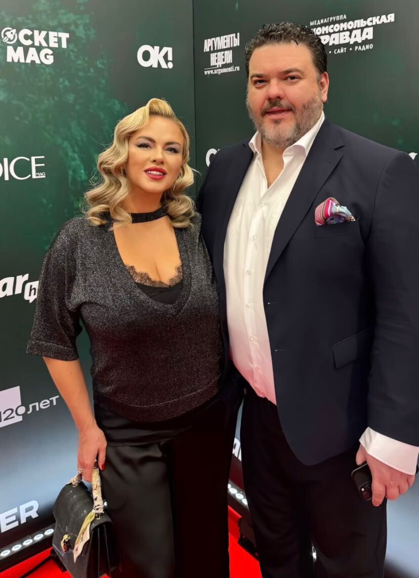    Анна Семенович с возлюбленным Денисом Шреером на церемонии вручения национальной музыкальной премии «Золотой граммофон»Соцсети