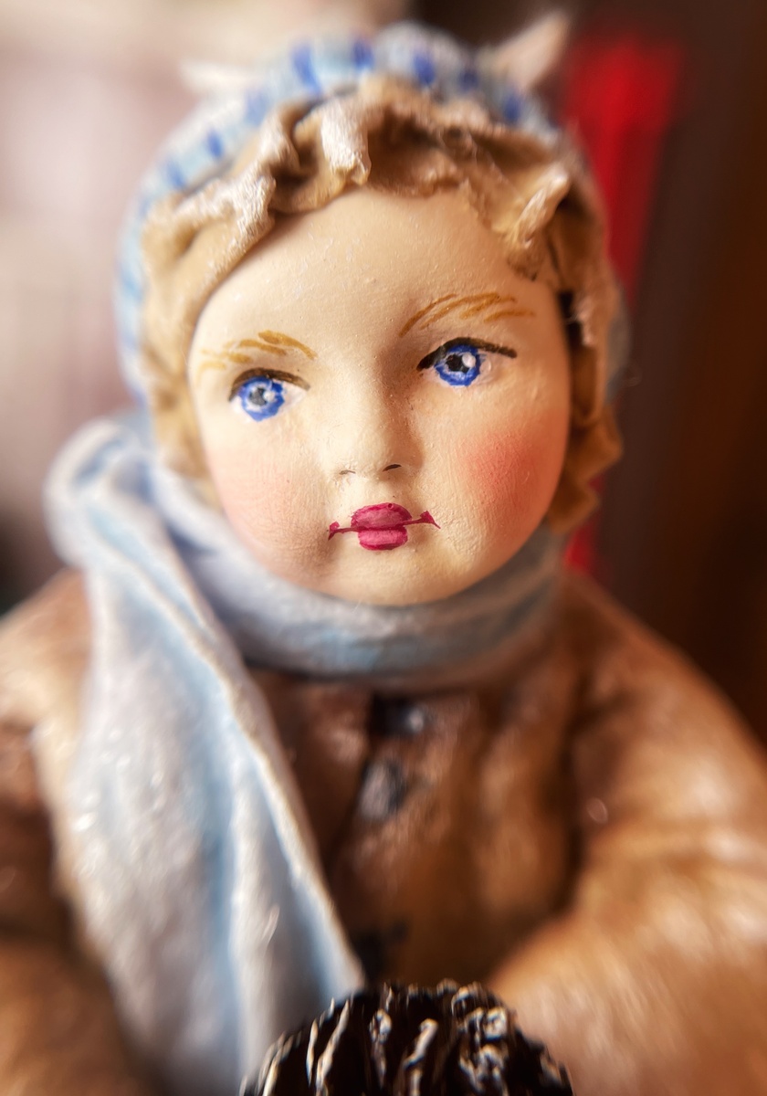 Проверка росписи 2-сантиметрового лица макросъемкой