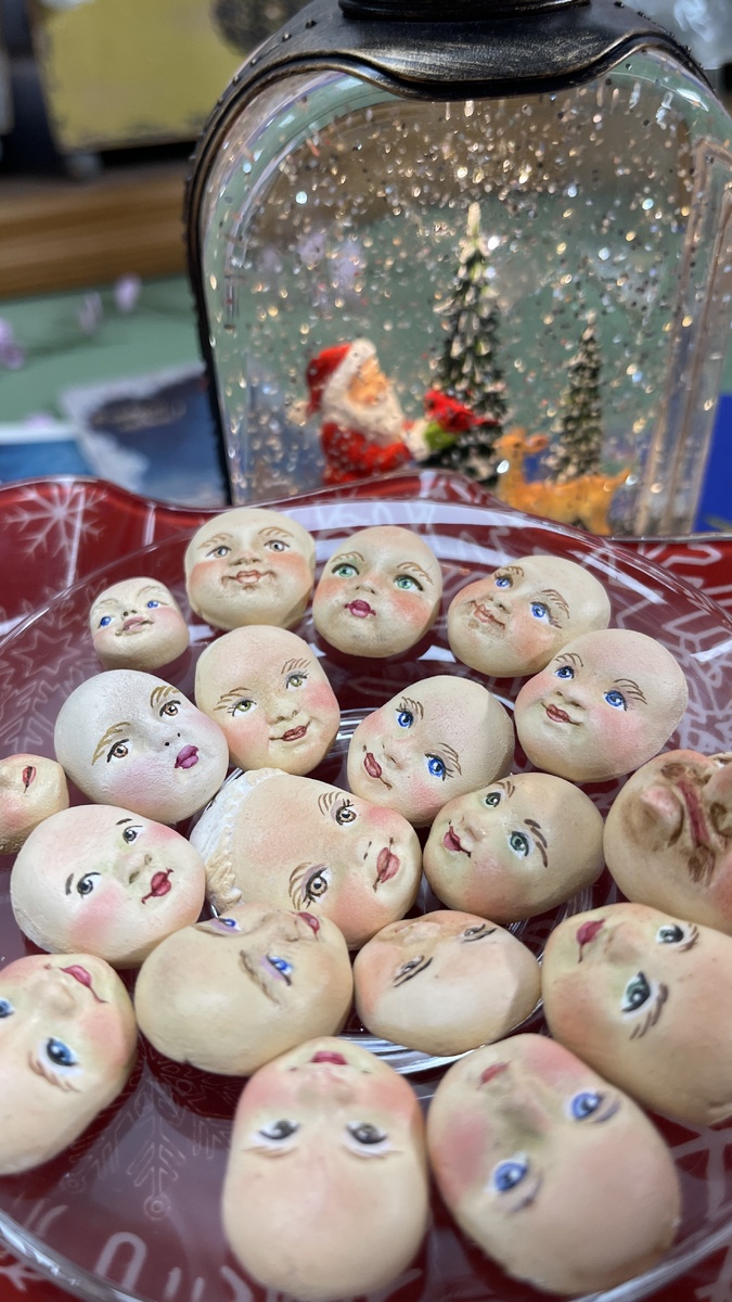 Расписанные лица, которые скоро станут игрушками