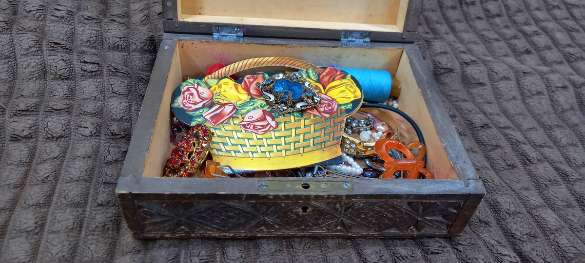 Бабушкины брошки, мои детские заколки, корзиночка и иголками - все самое важное)