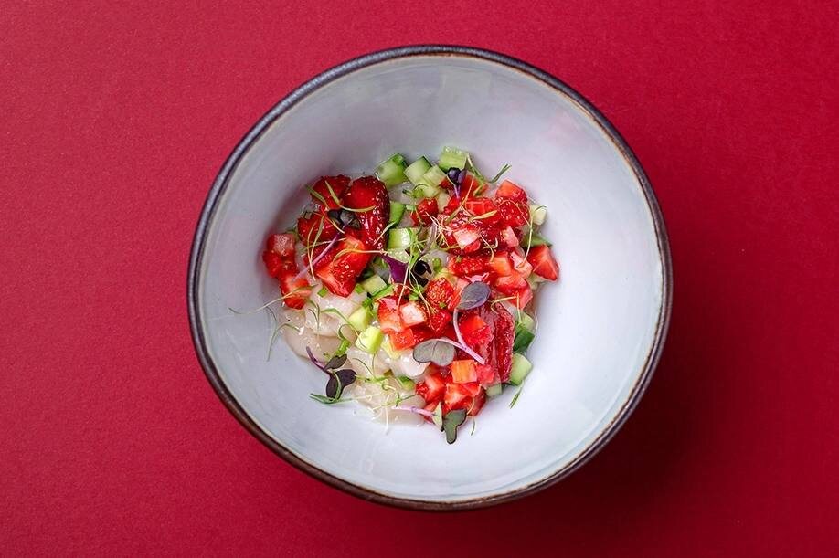 Тар-тар из гребешка с клубникой и огурцом.