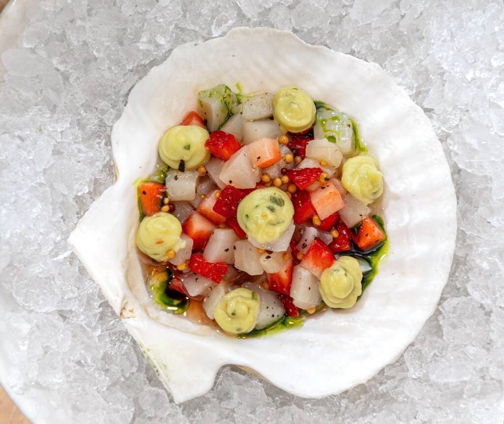 Тар-тар из гребешка с клубникой и гуакамоле.