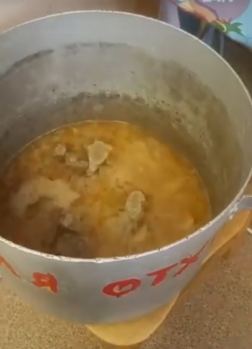    Детский сад в Новосибирске обвинили в антисанитарии. Источник: Кадр из видео в группе "Типичный Ленинский"