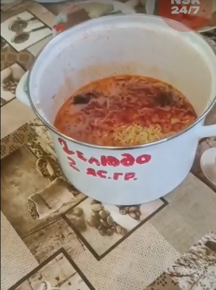    Детский сад в Новосибирске обвинили в антисанитарии. Источник: Кадр из видео в группе "Типичный Ленинский"