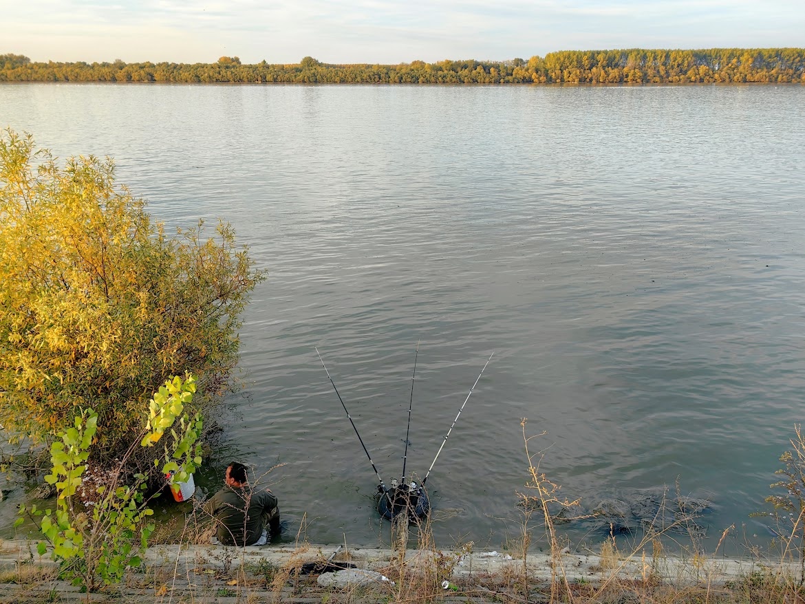 У этого рыбака на Дунае, наверное, тоже мерак 