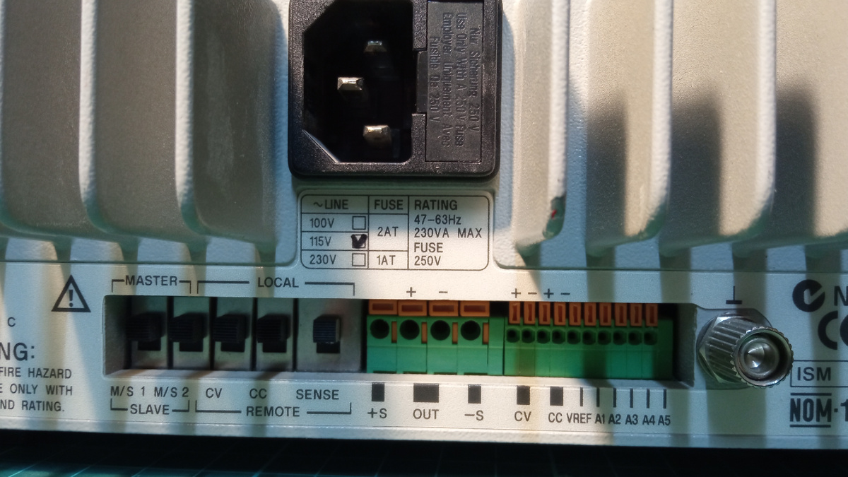 На задней панели находятся дополнительные выходы регулируемого напряжения, а так же входы для автоматического управления. У моего Б5-43А кстати тоже имеется автоматическое управление.