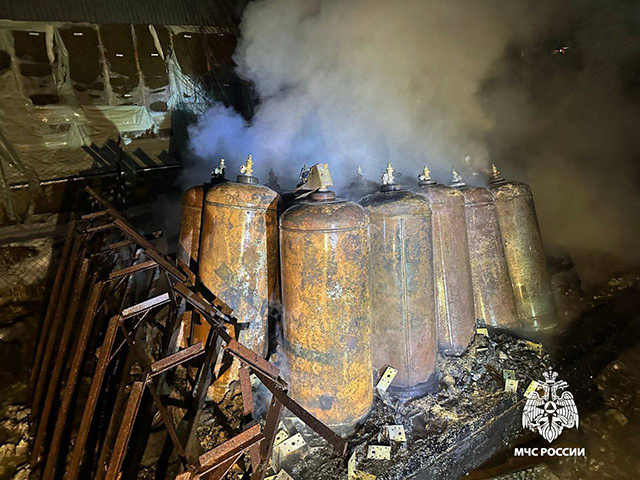В горящем в Тверской области сарае было 11 газовых баллонов. Взрыва не было