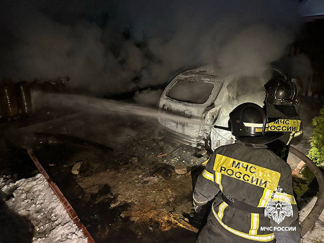 В горящем в Тверской области сарае было 11 газовых баллонов. Взрыва не было