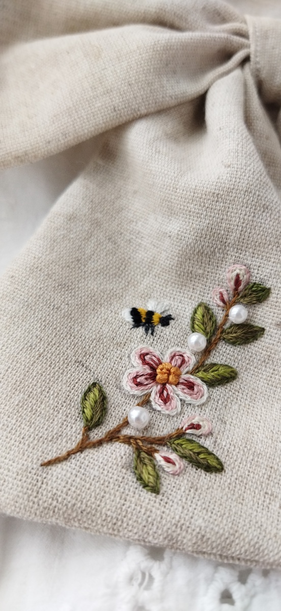 На фото, к сожалению, волосатость этого насекомого не передать, но в реальности он очень приятный на ощупь))))