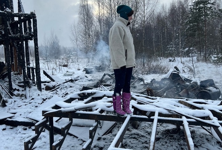 Анна Фенина на пепелище дома, который ее семья строила 10 лет. ФОТО: предоставлено Анной Фениной