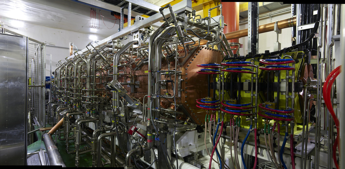    На этой "сшитой" фотографии, сделанной 10 декабря 2024 года, показана часть низкоэнергетического высокоинтенсивного ускорителя тяжелых ионов (LEAF), , , , , ,