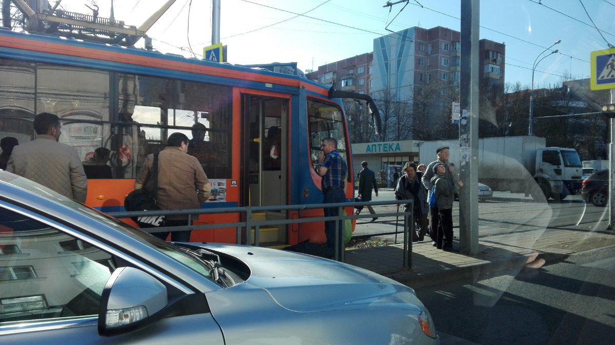 Трамвайная остановка на ул. Коммунаров. фото автора