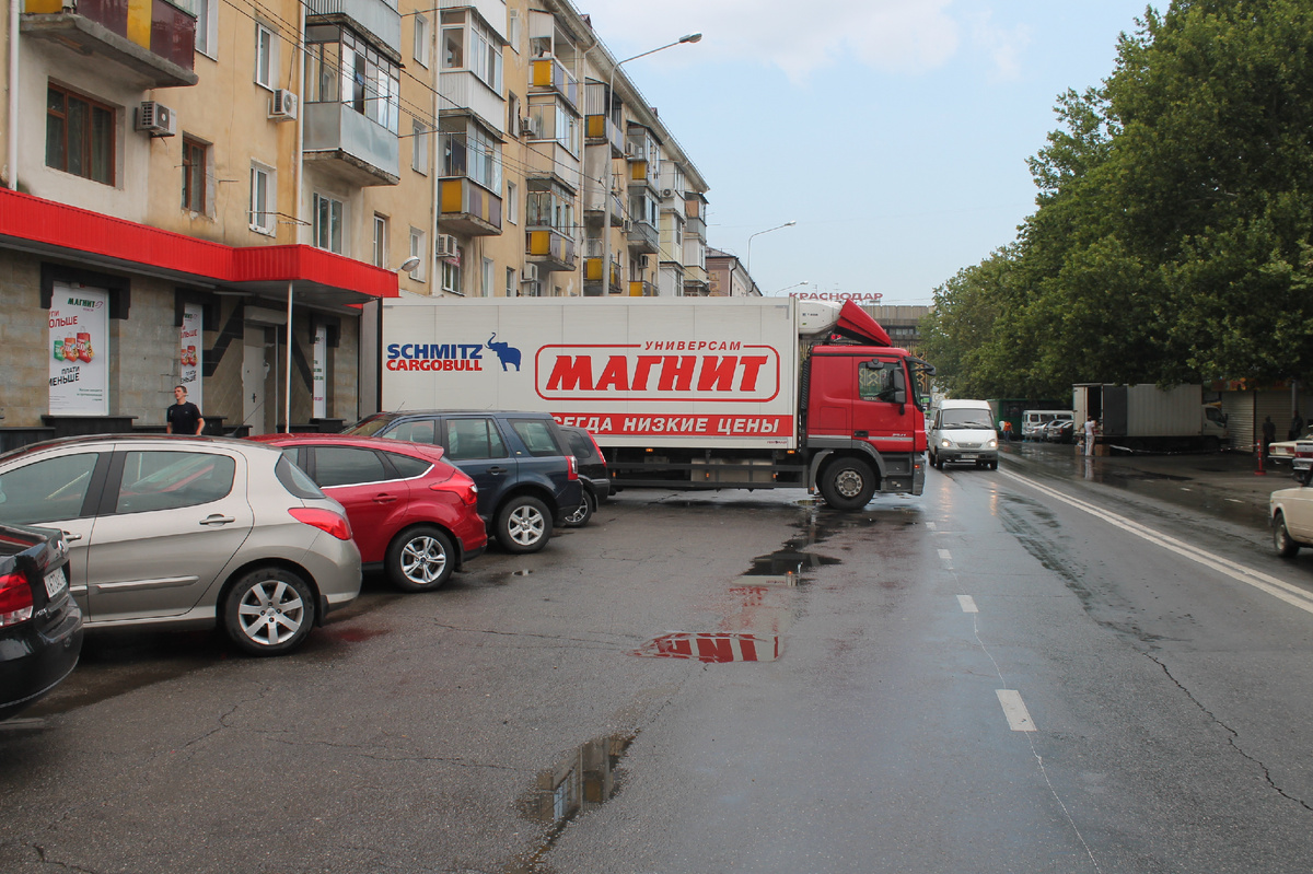 Пробки в Краснодаре возникают по разным причинам. фото автора