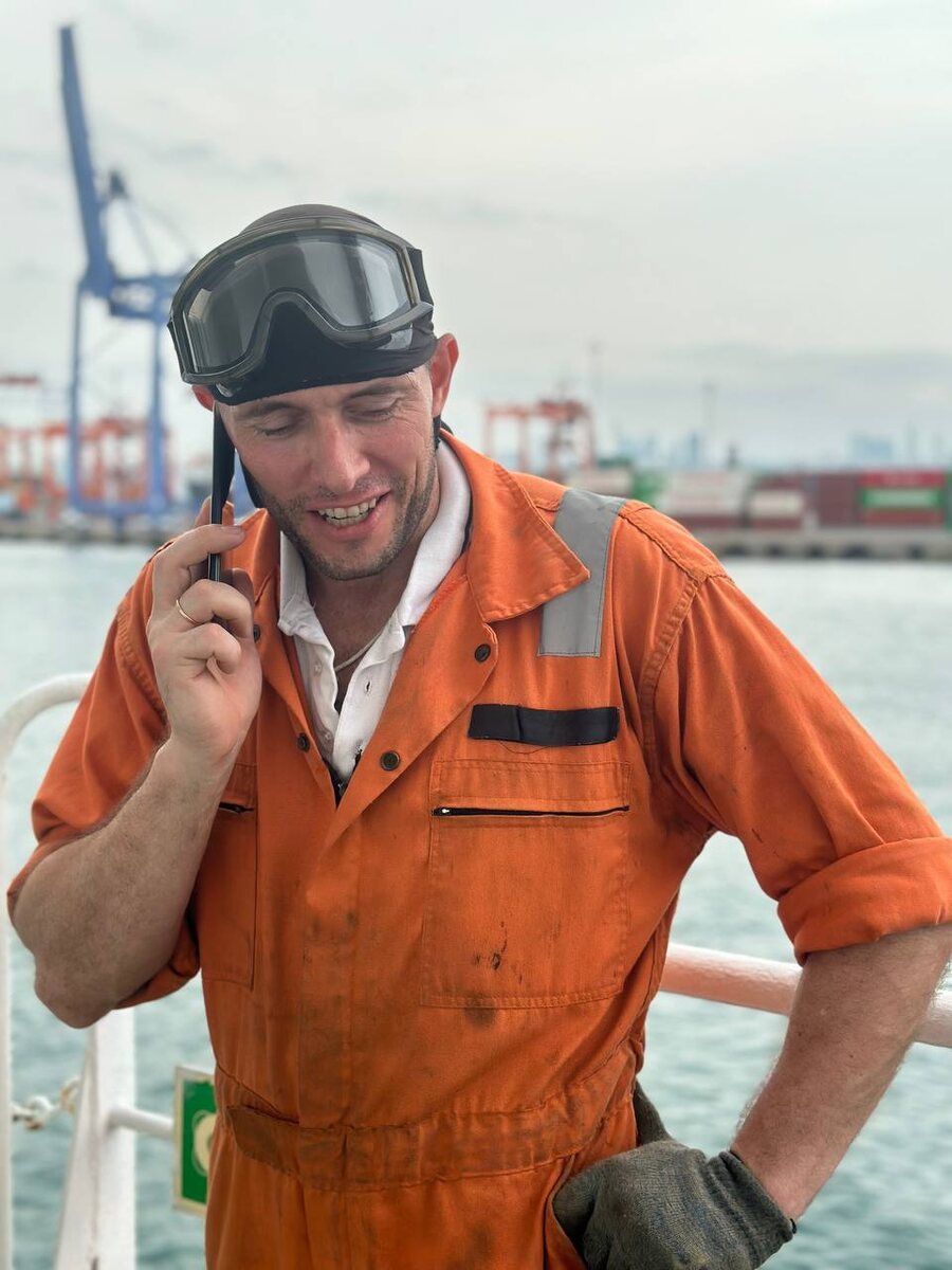 Морской волк, любую свободную минуту когда есть связь, звонит маме и жене.