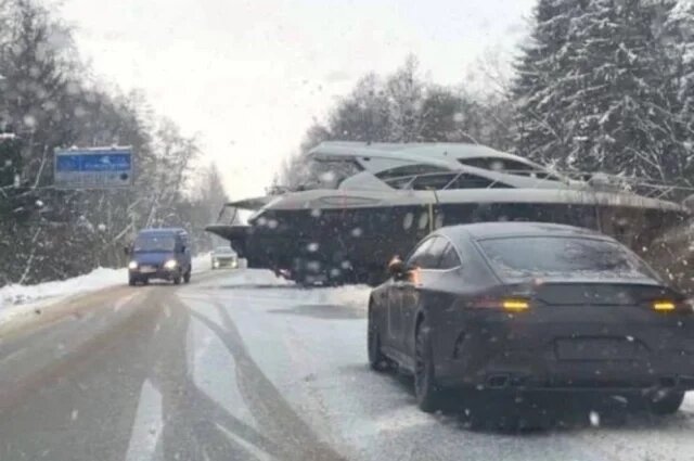    Как под Тверью водитель микроавтобуса умудрился протаранить яхту?