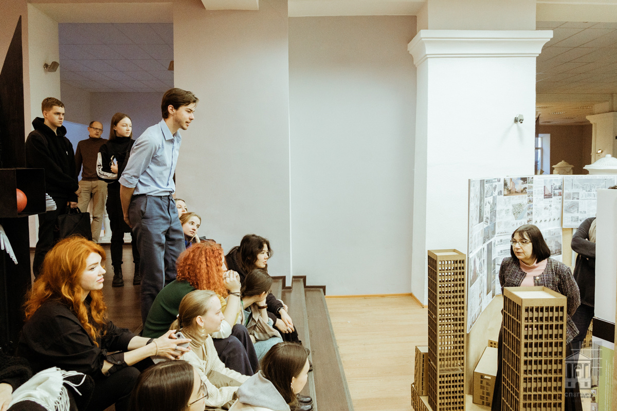 Екатерина Возняк (справа) со студентами