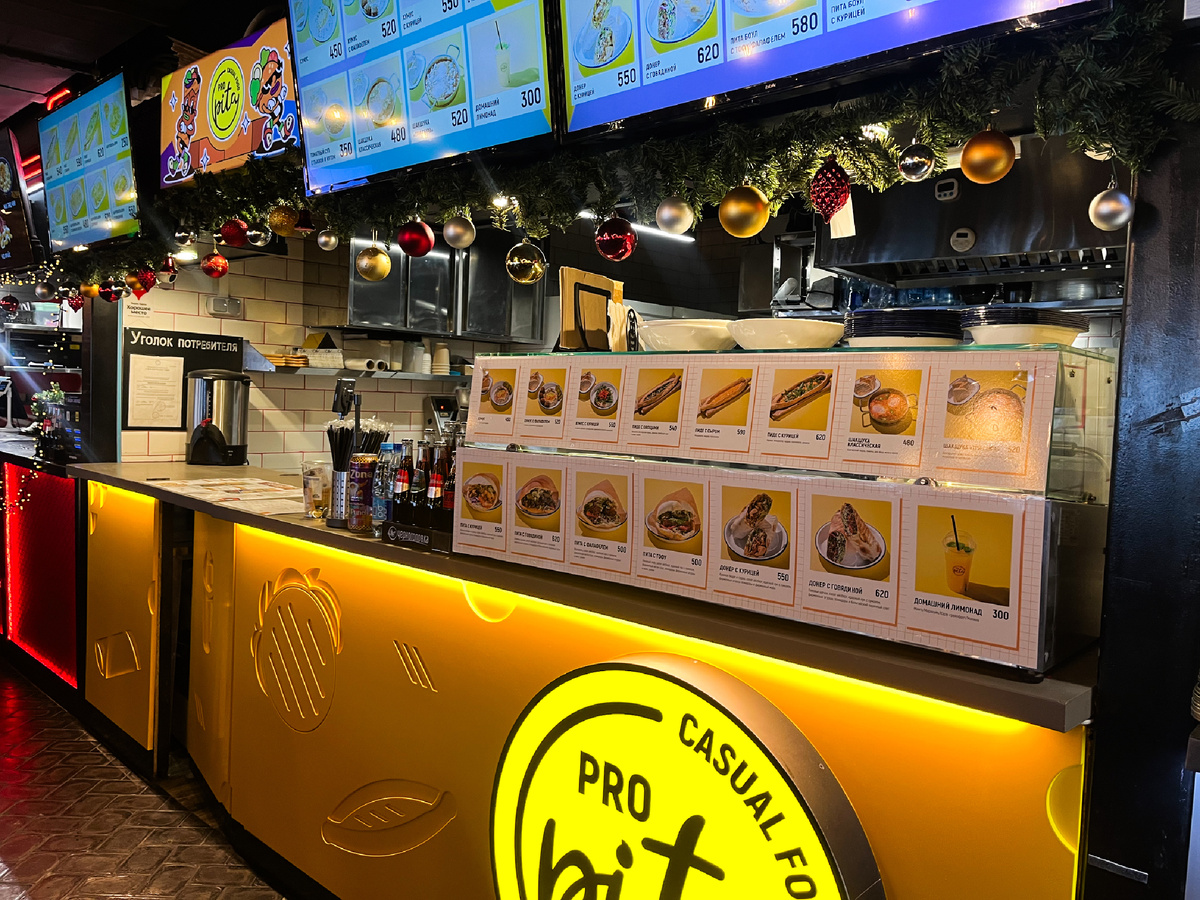 Рядом с кассой можно наблюдать фотографии блюд и их подробный состав →