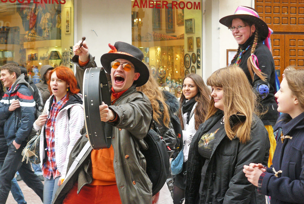 Москва. Фото из архива. Фестиваль мыльных пузырей в 2012 году на Старом Арбате. Надеюсь, вся эта молодёжь повзрослела, но не состарилась душой.