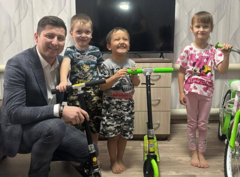    Юрий Мироненко навестил многодетную семью участника СВО в Кваркенском районе Кристина Просвиркина