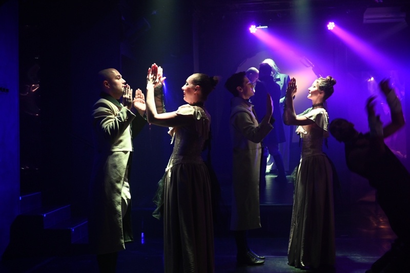 Сцена из спектакля