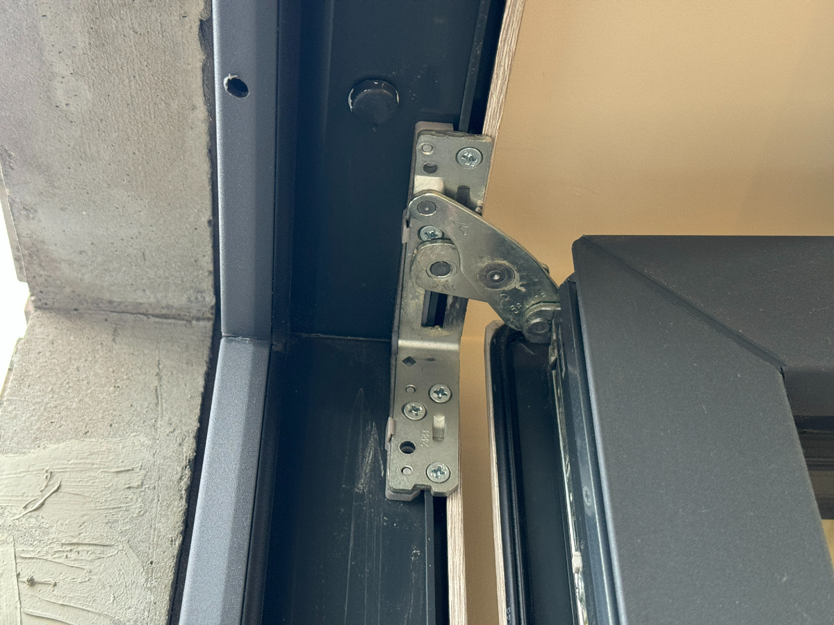 Вот эти металлические элементы и есть фурнитура для окон. Выбирайте качественные и крепкие!