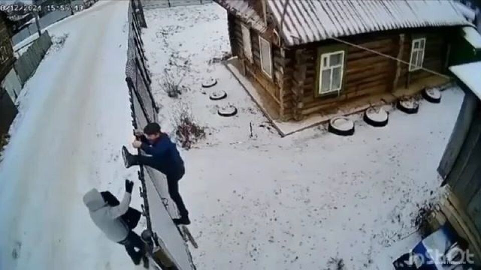    В Башкирии мужчина провисел два часа на заборе в шпагате. Источник: Кадр из видео