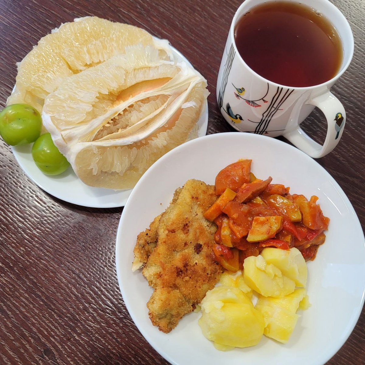 Кстати, в Евроспаре тоже обнаружился Шайн Мускат, китайский, по 539, кажется, рублей. Хороший.