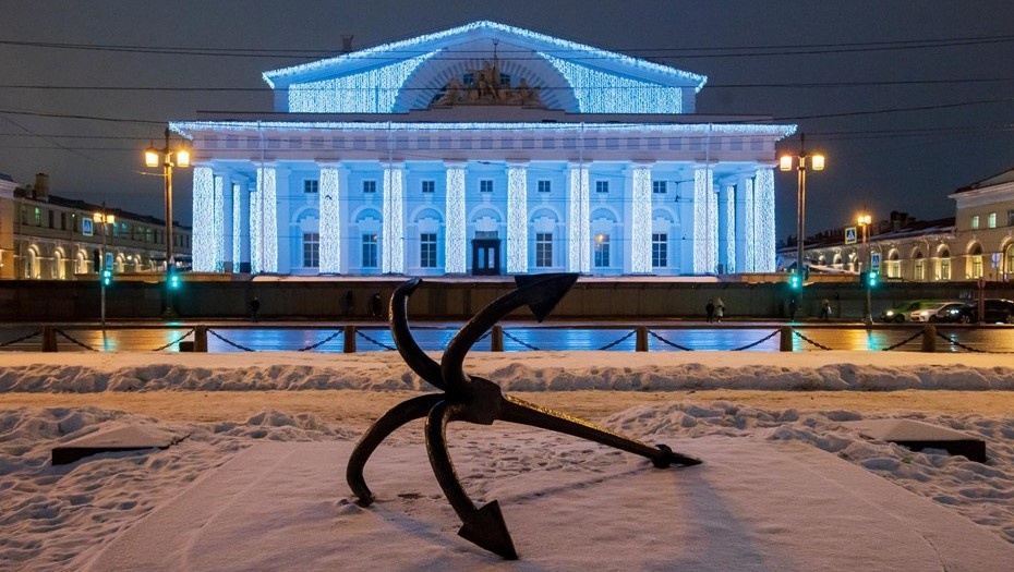    Новогодняя подсветка здания Биржи. Автор фото: Ермохин Сергей