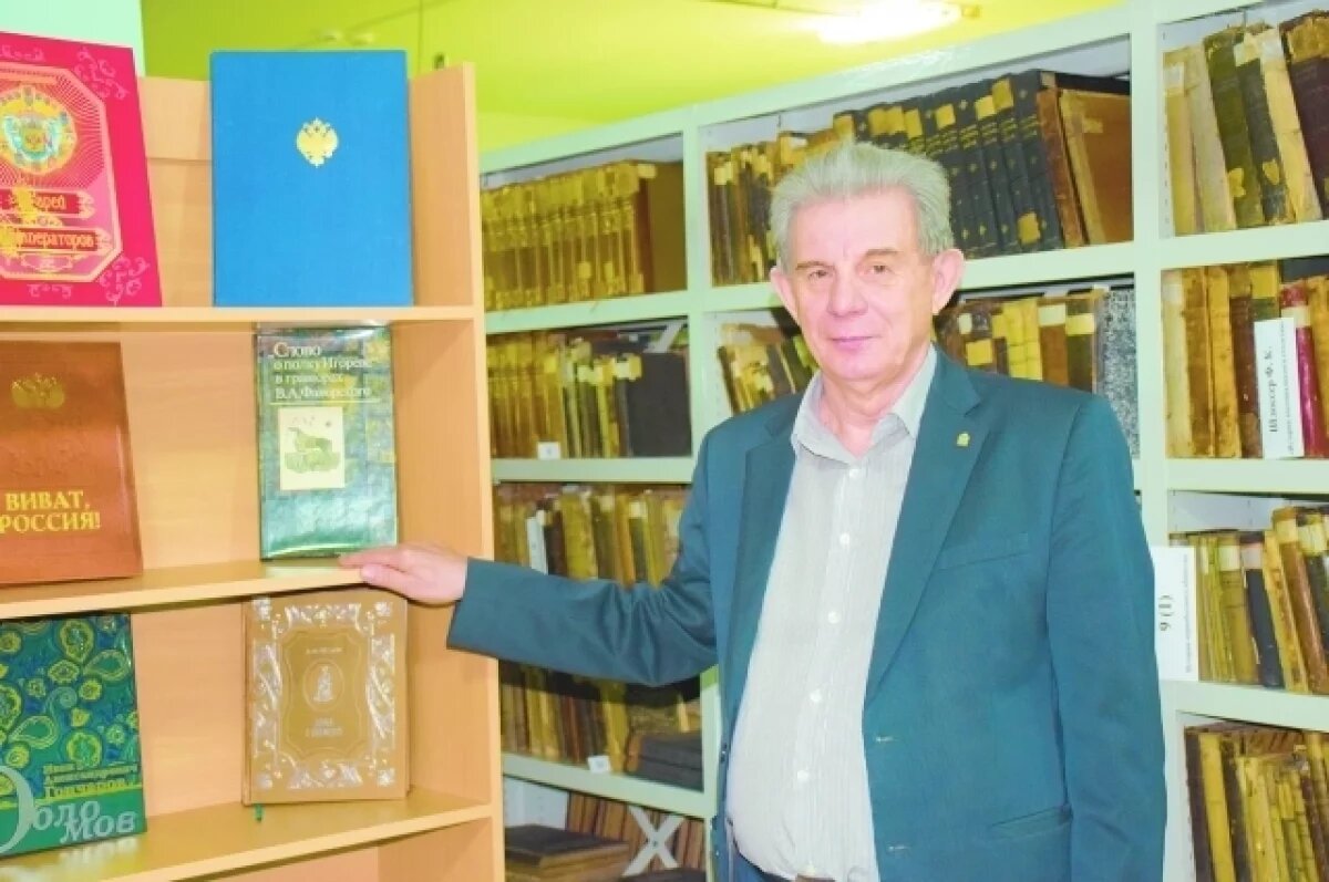    Владимир Первушкин в книгохранилище Лермонтовской библиотеки. Здесь хранится почти 2,5 млн книг.