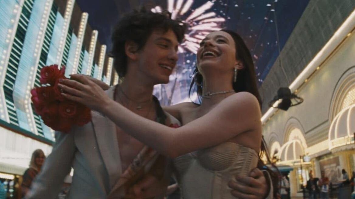 Юрий Эйдельштейн в роли Ивана Захарова и Майки Мэдисон в роли Аноры Михеевой.