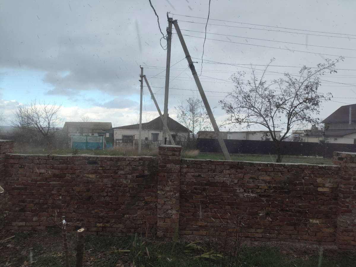 И тут полоскамибелыми снег прочертил. Ветер такой, что камера не фиксирует момент, только полосы ))