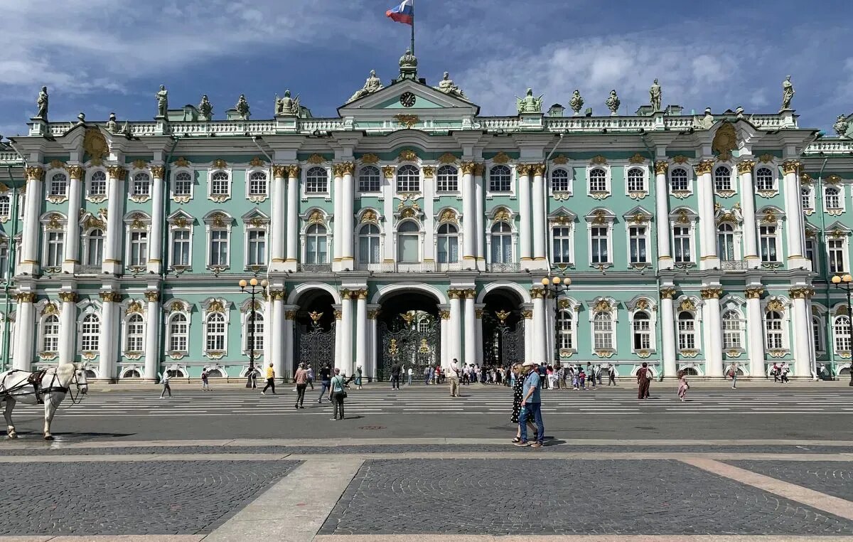     Туристы на Дворцовой площади в Санкт-Петербурге. © "Интерфакс". Юлия Батырь