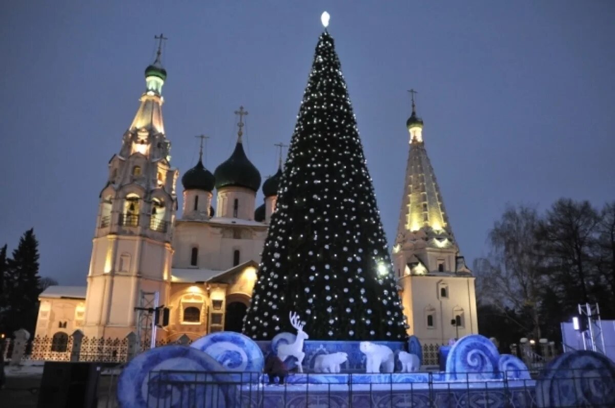    На Советской площади в Ярославле устанавливают аттракционы