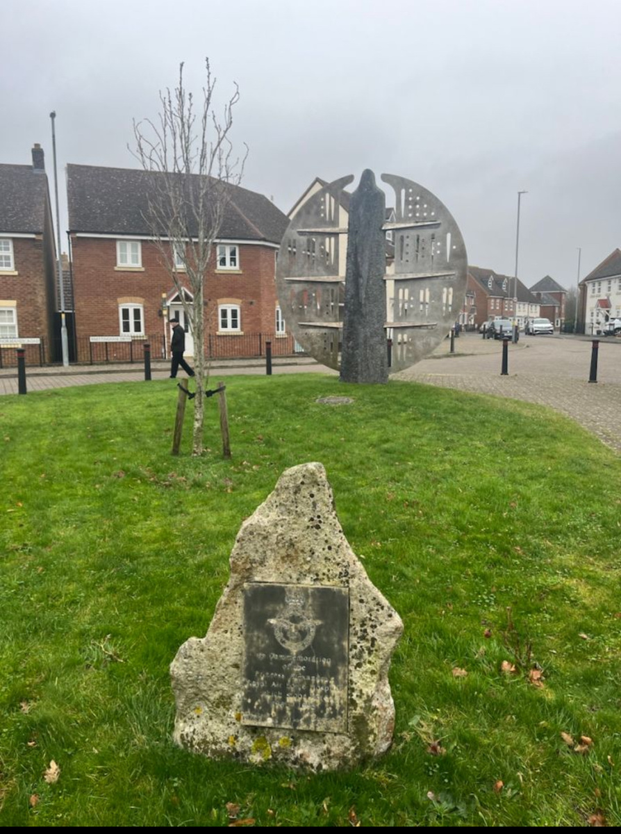 Центр деревни Роутон. Камень на переднем плане – это всё что осталось от госпиталя, который был на этом месте во время Второй Мировой войны.