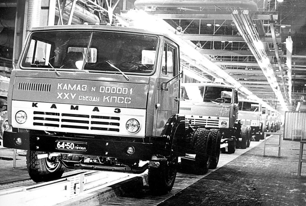 13 декабря 1969 года началась стройка будущего завода — производителя грузовиков на Каме. На сегодня с его конвейера сошло 2,5 млн автомобилей, которые известны по всему миру. Какую награду получил юбиляр и что, по мнению Минниханова, предприятие значит для республики – в репортаже «Татар-информа». Фото: commons.wikimedia.org