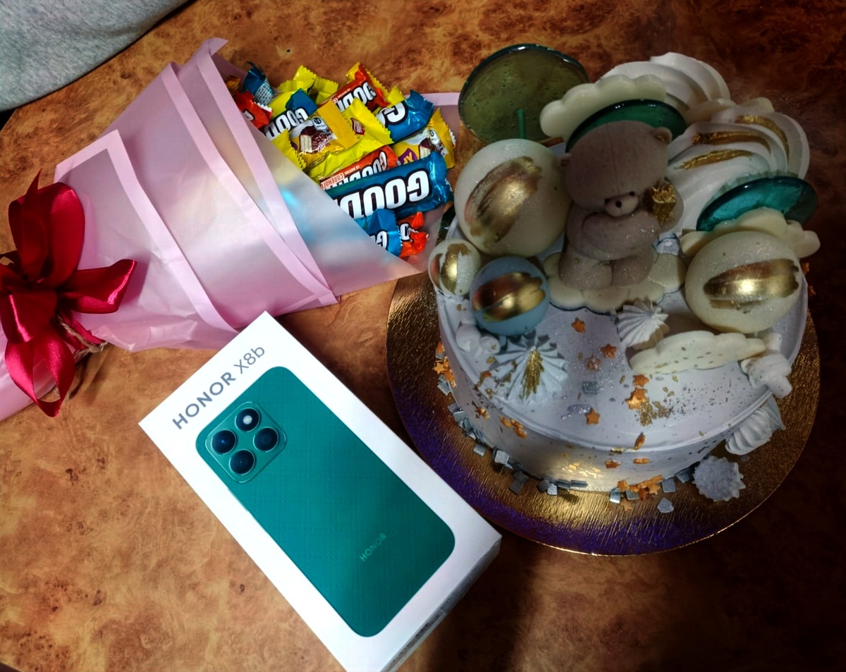 Это подарки от родителей. Букет из конфет, торт ну и сам подарок