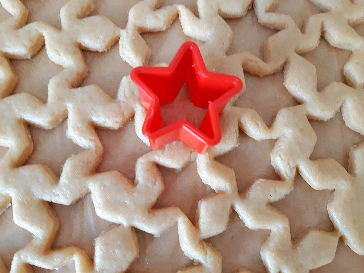 Такой «решеткой» можно украшать пироги