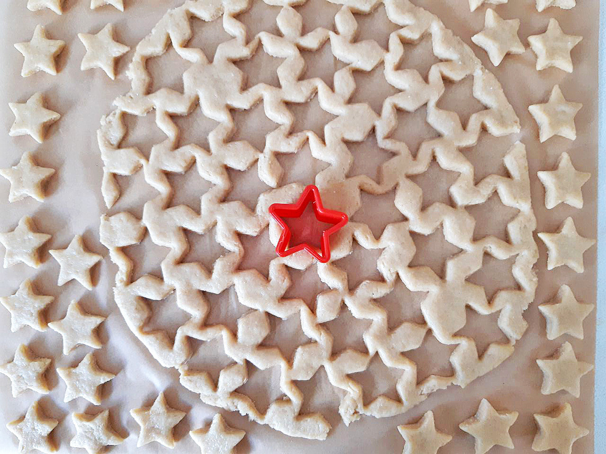 На листе бумаги