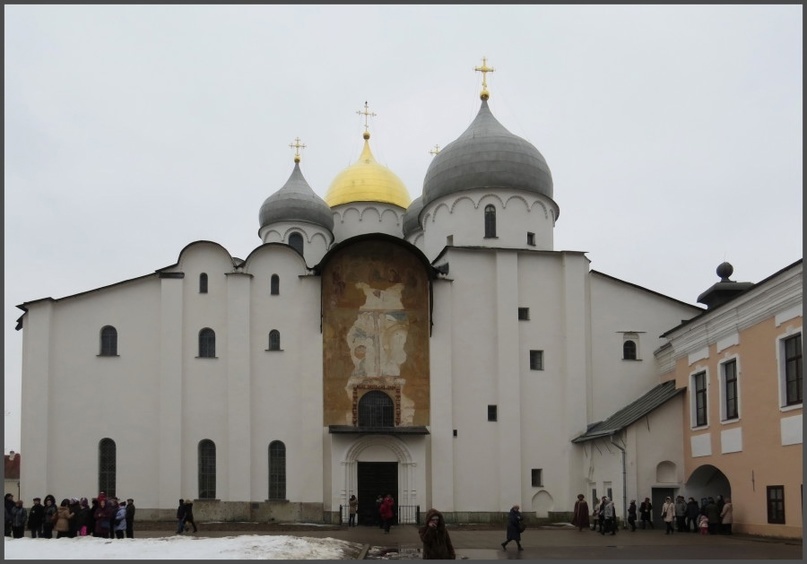 Софийский собор на территории Новгородского кремля, выстроенный в 1045 – 1050 гг. сыном Ярослава Мудрого новгородским князем Владимиром, - один из самых выдающихся памятников древнерусского зодчества.
