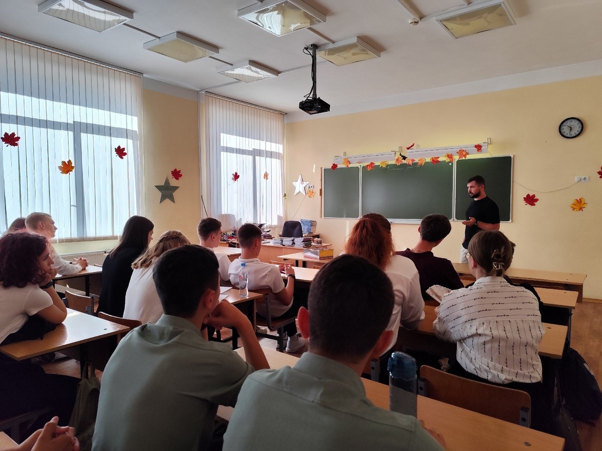 Мой коллега рассказывает школьникам про кибербезопасность.