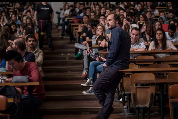 Кадр из французского фильма "Первый год" (фр.: Première année), 2021. 