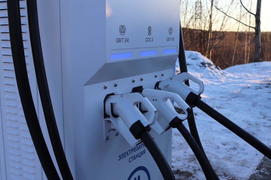    Зарядная станция для электромобилей на АЗС «Газпромнефть» на Высотной улице. Фото: Правительство Карелии