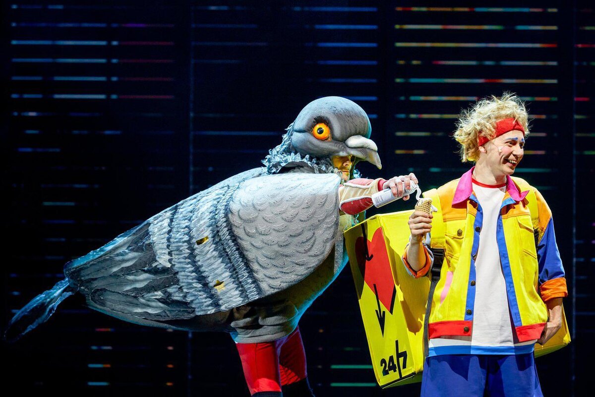 Голубь-мутант постоянно всем гадит. Дмитрий Белицкий / Агентство "Москва"