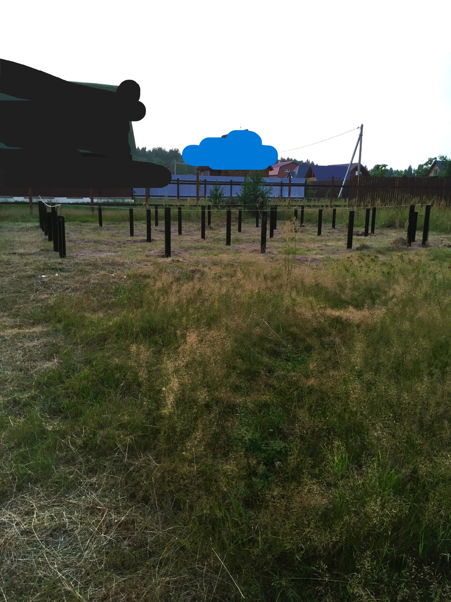 Свайный фундамет. Как видно на фото, строители протянули шнур-разметку только по периметру  дома. Диагоналей в разметке нет вообще.