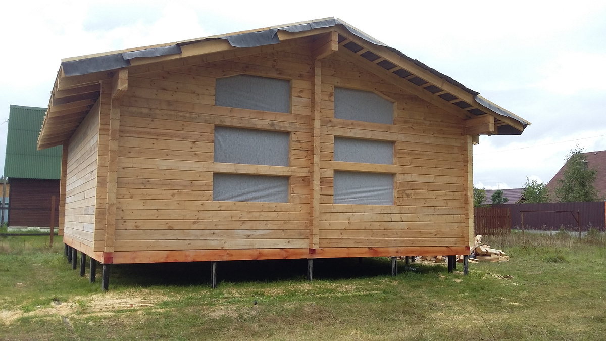 Мой дом в конце лета 2015-го, стоит на свайном фундаменте. 