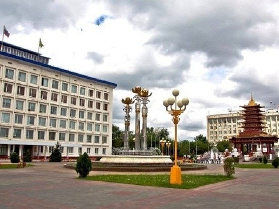 Уходящий год укрепил политические позиции в республике главы Калмыкии Бату Хасикова и партии власти. Однако, по мнению участников круглого стола, предстоящий год станет испытанием на прочность достигнутого общественно-политического консенсуса в регионе, достигнутого благодаря своевременному и качественному переформатированию главой Калмыкии внутриполитической работы своей администрации.