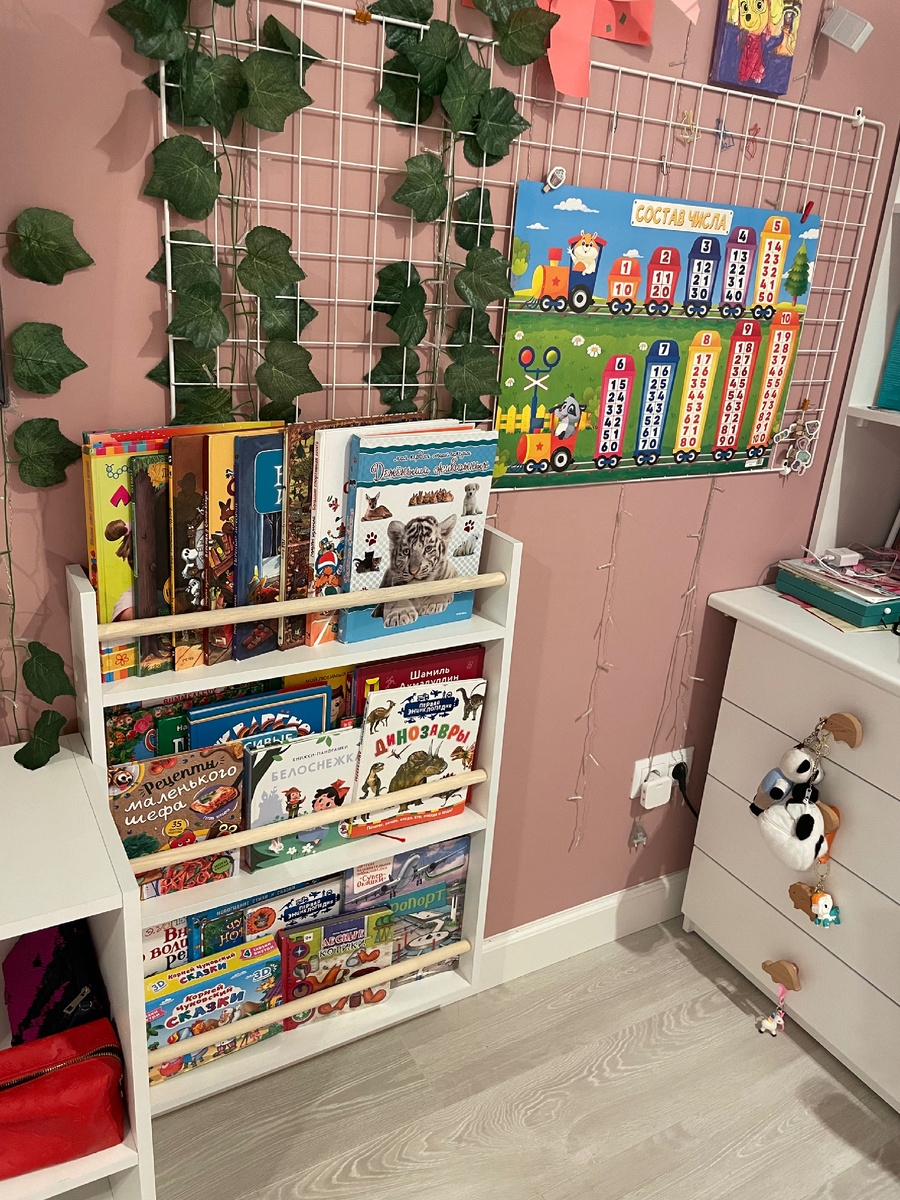 Все свободные стены детских комнат увешаны обучающими плакатами