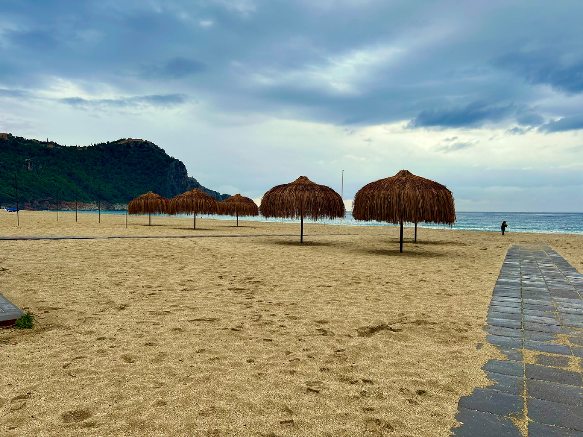 Золотой песок, лазурное море, величественные горы. Пляж Клеопатры завораживает.